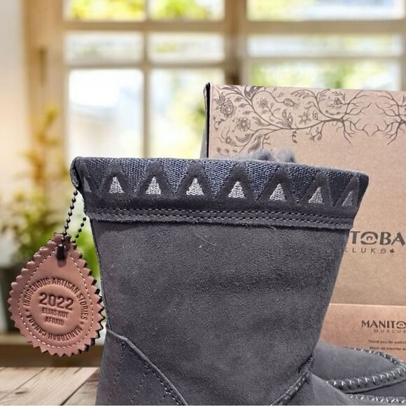 Manitobah Mukluks WR Reflections Half Ankle Boot Size 6 EU 36 - Picture 6 of 12